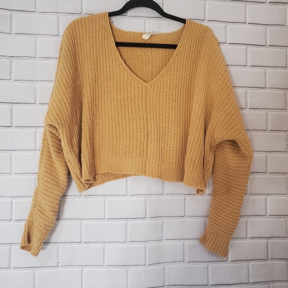 Sky and sparrow v neck crop sweater. L. Preowned